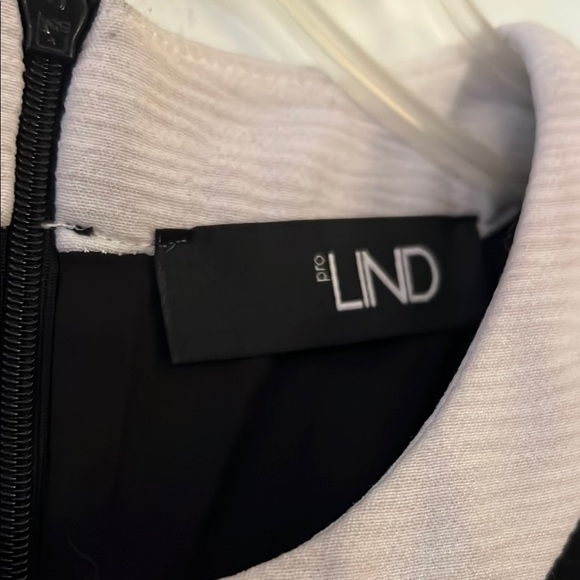 Pro LIND Black and White Asymmetrical Sleeveless Midi Dress - Picture 4 of 9